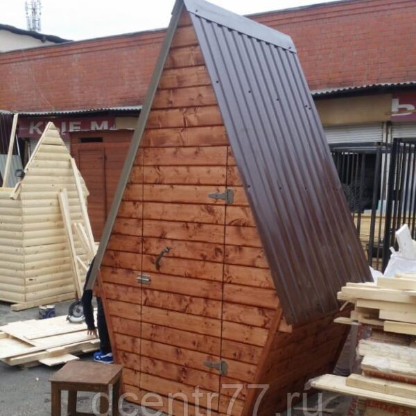 Компактный туалет для дачи ромбовидной формы из дерева. Идеален для уличного монтажа