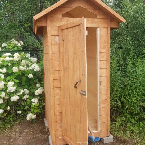 Деревянный туалет для уличного пользования на даче одноместный